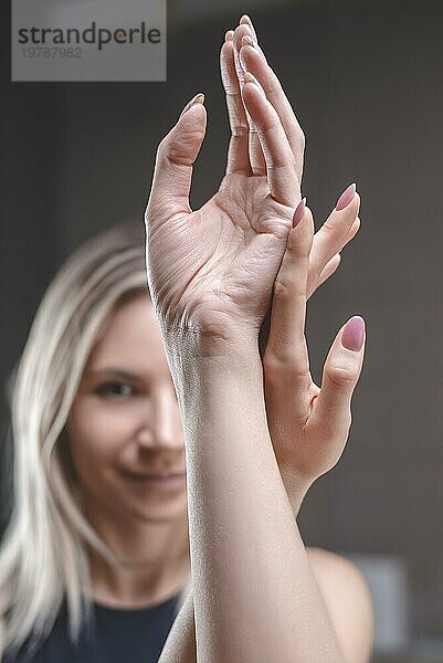 Bild von ineinander verschlungenen weiblichen Händen. Weibliches Unterstützungskonzept. Frauen Club. Austausch von Energieströmen. Gemischte Medien