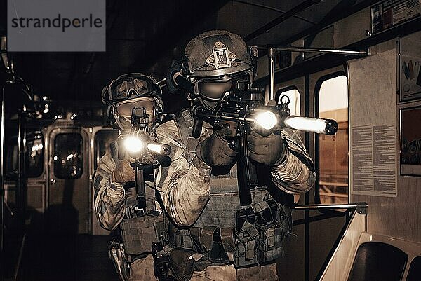 Soldaten einer speziellen Anti Terror Einheit stürmen einen Eisenbahnwaggon in der U Bahn. Konzept einer Spezialoperation. Gemischte Medien