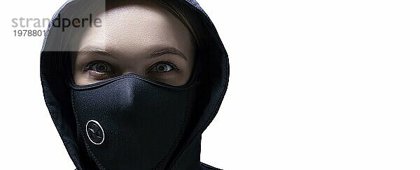 Porträt eines Mädchens mit einer Schutzmaske. Das Konzept des Kampfes gegen die Epidemie. Gemischte Medien