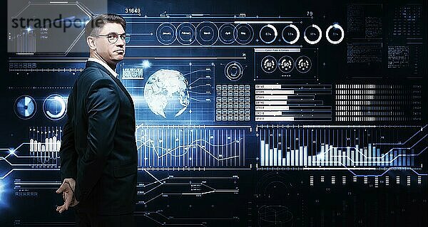 Ein selbstbewusster Mann im Geschäftsanzug steht vor dem Hintergrund eines Börsenhologramms. Börsenmakler und Trader. Geschäftsinvestition. Gemischte Medien
