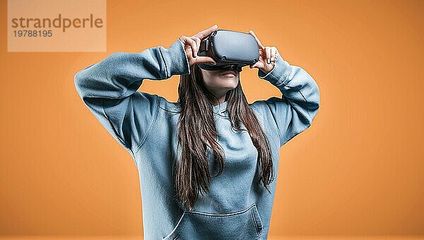 Porträt einer charmanten braunhaarigen Frau mit VR Brille auf orangefarbenem Hintergrund. Innovative Technologien. Spiele Industrie. Gemischte Medien