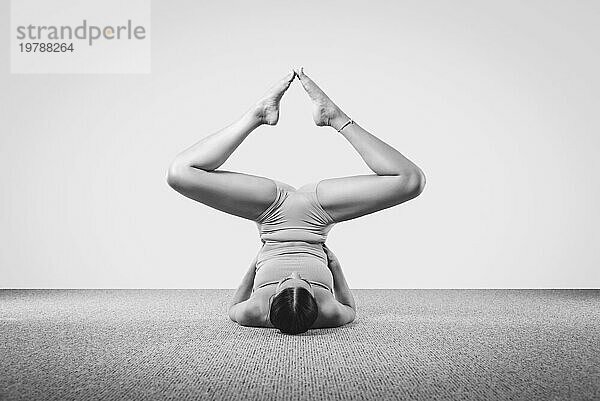 Doing Fitnessübungen üben Yoga in der Klasse  junge Frau meditiert zu Hause. Training  Fitness  Achtsamkeit  Workout  Meditation  Yoga  Selbstfürsorge  Entspannung  Pilates  gesunder Lebensstil Konzept