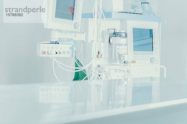 Bild einer Arztpraxis. Fokus auf Anastasia Maschine. Operationstisch unscharf. Medizinisches Konzept. Gemischte Medien