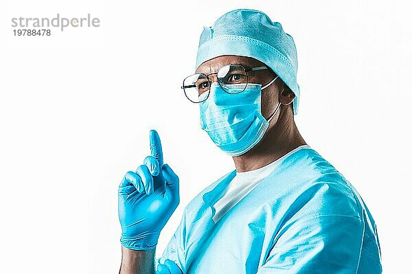 Porträt eines Arztes auf weißem Hintergrund. Er hebt optimistisch den Finger hoch. Das Konzept der neuen Ideen in der Medizin. Gemischte Medien