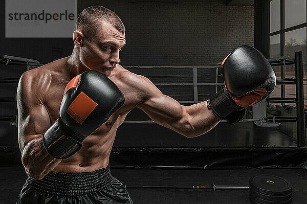 Muskulöse Kämpfer Boxen vor dem Hintergrund der Ring. Mixed Martial Arts Konzept. Hohe Bildqualität