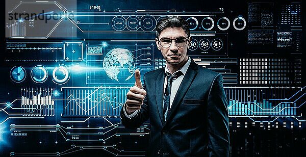 Ein selbstbewusster Mann in einem Geschäftsanzug steht vor dem Hintergrund eines Börsenhologramms. Er zeigt einen erhobenen Daumen. Börsenmakler und Trader. Geschäftsinvestition. Gemischte Medien