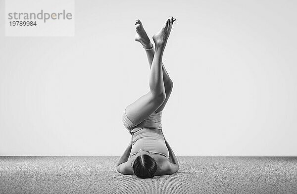 Doing Fitnessübungen üben Yoga in der Klasse  junge Frau meditiert zu Hause. Training  Fitness  Achtsamkeit  Workout  Meditation  Yoga  Selbstfürsorge  Entspannung  Pilates  gesunder Lebensstil Konzept