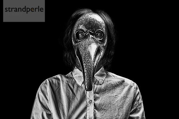 Porträt eines Arztes mit einer alten venezianischen Maske. Konzept für das Gesundheitswesen  Suche nach einem Pandemie Impfstoff. Der Kampf gegen die Epidemie. Gemischte Medien