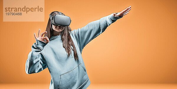 Porträt einer charmanten braunhaarigen Frau mit VR Brille auf orangefarbenem Hintergrund. Innovative Technologien. Spiele Industrie. Gemischte Medien