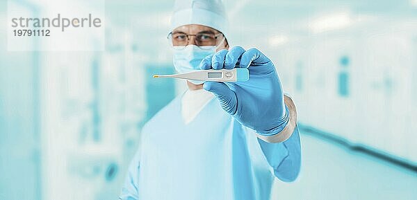 Porträt eines Arztes in einem medizinischen Zentrum  der ein Thermometer hält. Konzept Medizin. Gemischte Medien
