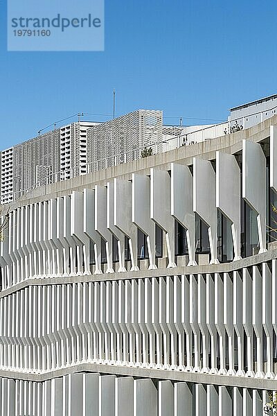 Der von Herzog & de Meuron entworfene Hauptsitz der BBVA in Madrid Spanien ist ein architektonisches Wunderwerk. Seine Struktur aus Stahl und Glas besticht durch kühne geometrische Linien. Das innovative und funktionale Design spiegelt die avantgardistische Vision der Bank wider  die Kunst  Technologie und Architektur nahtlos miteinander verbindet