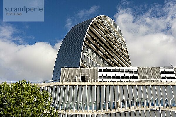 Der von Herzog & de Meuron entworfene Hauptsitz der BBVA in Madrid Spanien ist ein architektonisches Wunderwerk. Seine Struktur aus Stahl und Glas besticht durch kühne geometrische Linien. Das innovative und funktionale Design spiegelt die avantgardistische Vision der Bank wider  die Kunst  Technologie und Architektur nahtlos miteinander verbindet