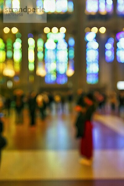 Touristen genießen Lichter und Farben  Lichteinfall durch Buntglasfenster  Bewegungsunschärfe  Bokeh  Textur  Illustration  Hintergrundbild  Innenaufnahme  Sagrada Familia  Barcelona  Spanien  Europa