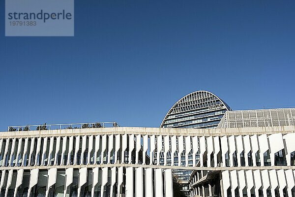 Der von Herzog & de Meuron entworfene Hauptsitz der BBVA in Madrid Spanien ist ein architektonisches Wunderwerk. Seine Struktur aus Stahl und Glas besticht durch kühne geometrische Linien. Das innovative und funktionale Design spiegelt die avantgardistische Vision der Bank wider  die Kunst  Technologie und Architektur nahtlos miteinander verbindet