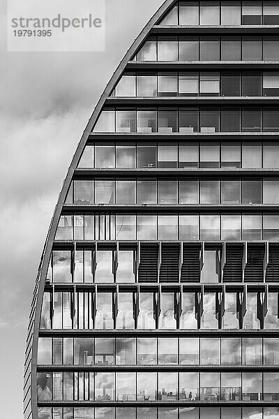 Der von Herzog & de Meuron entworfene Hauptsitz der BBVA in Madrid Spanien ist ein architektonisches Wunderwerk. Seine Struktur aus Stahl und Glas besticht durch kühne geometrische Linien. Das innovative und funktionale Design spiegelt die avantgardistische Vision der Bank wider  die Kunst  Technologie und Architektur nahtlos miteinander verbindet