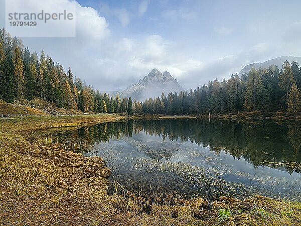 Herbst am Lago d'Antorno  drei Zinnen hinter Nebel  Spiegelung  tre Cime  Dolomiten  Südtirol