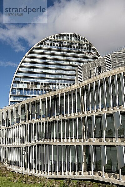 Der von Herzog & de Meuron entworfene Hauptsitz der BBVA in Madrid Spanien ist ein architektonisches Wunderwerk. Seine Struktur aus Stahl und Glas besticht durch kühne geometrische Linien. Das innovative und funktionale Design spiegelt die avantgardistische Vision der Bank wider  die Kunst  Technologie und Architektur nahtlos miteinander verbindet