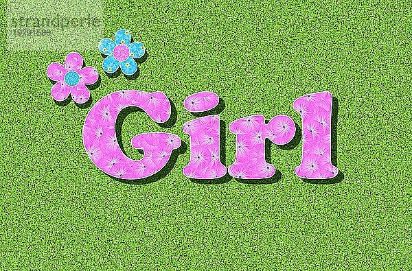 Das englische Wort Girl  Mädchen  geschrieben mit pink  rosa Blumen  Babyfarbe  auf grünem Hintergrund  Grafik  Text  Schrift