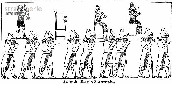 Assyro-chaldäische Götterprozession  Assyrier  Chaldäer  Basrelief des Nimrud  vier Statuen  Götter  Göttinnen  Gott Bel steht aufrecht  zwei Paar Hörner  Gott Nebo  Göttin Istar sitzt auf Thron  Tiara  Religion  religiöse Menschen  Gottheiten  Pracht  Huldigung  Priester  Trage  Antike  historische Illustration 1886