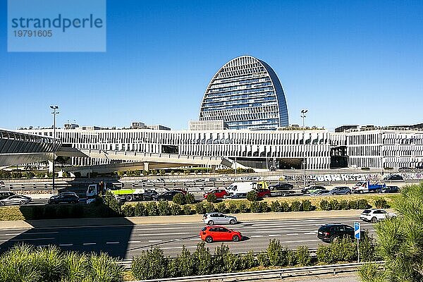 Der von Herzog & de Meuron entworfene Hauptsitz der BBVA in Madrid Spanien ist ein architektonisches Wunderwerk. Seine Struktur aus Stahl und Glas besticht durch kühne geometrische Linien. Das innovative und funktionale Design spiegelt die avantgardistische Vision der Bank wider  die Kunst  Technologie und Architektur nahtlos miteinander verbindet