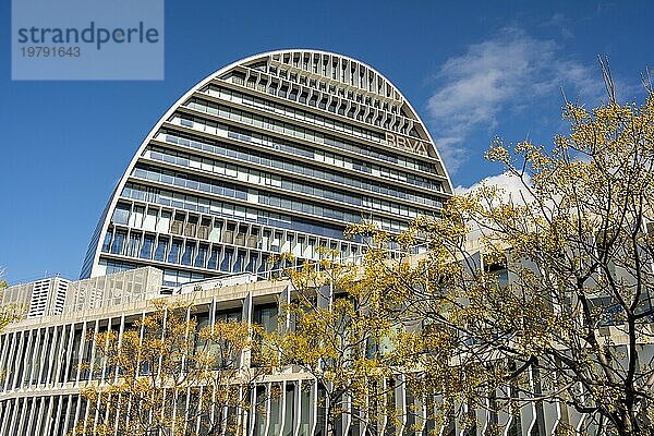 Der von Herzog & de Meuron entworfene Hauptsitz der BBVA in Madrid Spanien ist ein architektonisches Wunderwerk. Seine Struktur aus Stahl und Glas besticht durch kühne geometrische Linien. Das innovative und funktionale Design spiegelt die avantgardistische Vision der Bank wider  die Kunst  Technologie und Architektur nahtlos miteinander verbindet