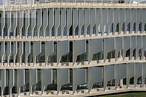 Der von Herzog & de Meuron entworfene Hauptsitz der BBVA in Madrid Spanien ist ein architektonisches Wunderwerk. Seine Struktur aus Stahl und Glas besticht durch kühne geometrische Linien. Das innovative und funktionale Design spiegelt die avantgardistische Vision der Bank wider  die Kunst  Technologie und Architektur nahtlos miteinander verbindet