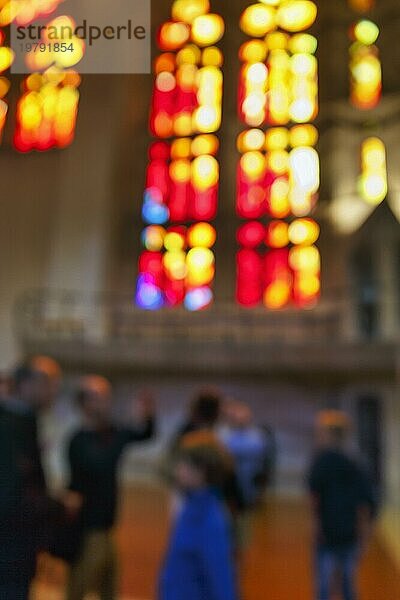 Touristen genießen Lichter und Farben  Lichteinfall durch Buntglasfenster  Bewegungsunschärfe  Bokeh  Textur  Illustration  Hintergrundbild  Innenaufnahme  Sagrada Familia  Barcelona  Spanien  Europa