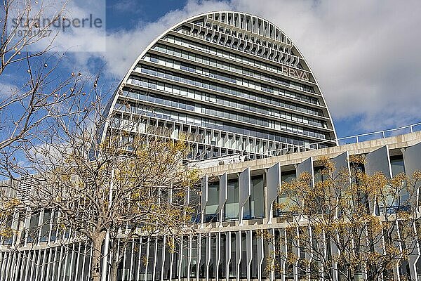 Der von Herzog & de Meuron entworfene Hauptsitz der BBVA in Madrid Spanien ist ein architektonisches Wunderwerk. Seine Struktur aus Stahl und Glas besticht durch kühne geometrische Linien. Das innovative und funktionale Design spiegelt die avantgardistische Vision der Bank wider  die Kunst  Technologie und Architektur nahtlos miteinander verbindet