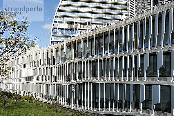 Der von Herzog & de Meuron entworfene Hauptsitz der BBVA in Madrid Spanien ist ein architektonisches Wunderwerk. Seine Struktur aus Stahl und Glas besticht durch kühne geometrische Linien. Das innovative und funktionale Design spiegelt die avantgardistische Vision der Bank wider  die Kunst  Technologie und Architektur nahtlos miteinander verbindet