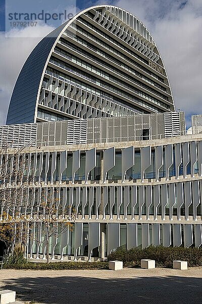 Der von Herzog & de Meuron entworfene Hauptsitz der BBVA in Madrid Spanien ist ein architektonisches Wunderwerk. Seine Struktur aus Stahl und Glas besticht durch kühne geometrische Linien. Das innovative und funktionale Design spiegelt die avantgardistische Vision der Bank wider  die Kunst  Technologie und Architektur nahtlos miteinander verbindet