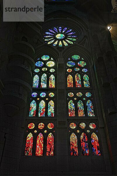 Kunstvolle Buntglasfenster  Gegenlicht  Innenaufnahme  Sagrada Familia  Architekt Antoni Gaudi  Barcelona  Spanien  Europa