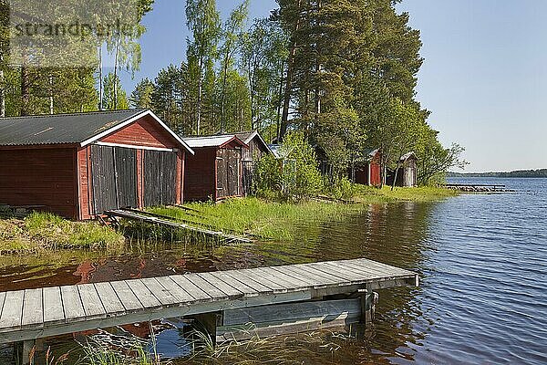 Rote Holzboothäuser am Siljansee im Sommer  Dalarna  Schweden  Europa