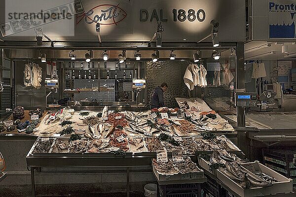 Fischstand in der großen Markthalle  Mercato Orientale  Via XX Settembre  75 r  Genua  Italien  Europa