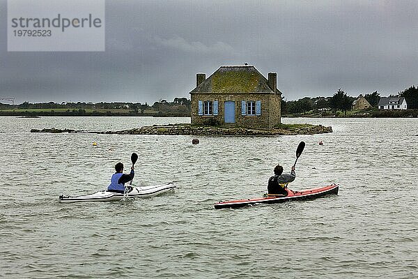 Zwei Kajaks in Belz Saint Cado  Bretagne  Frankreich  Europa