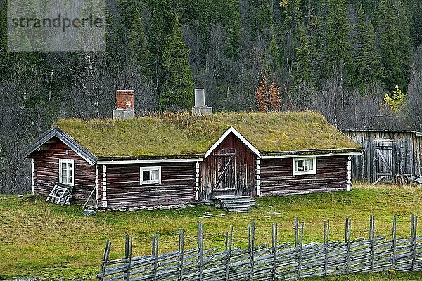 Traditionelles Holzbauernhaus in Jämtland  Schweden  Skandinavien  Europa