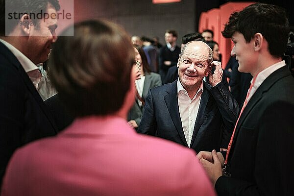 Olaf Scholz  Bundeskanzler  aufgenommen im Gespräch im Rahmen des Bundesparteitages der Sozialdemokratischen Partei Deutschland (SPD) in Berlin  08.12.2023. Von Freitag bis Sonntag beraten die Delegierten über aktive Standort und Industriepolitik  ein