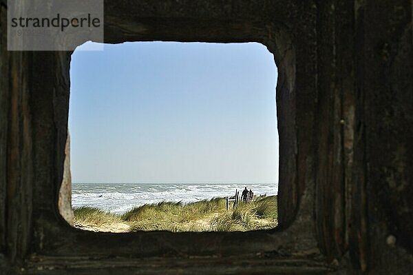 Blick über das Meer durch eine Schießscharte im Bunker am Utah Beach  Normandie  Frankreich  Europa