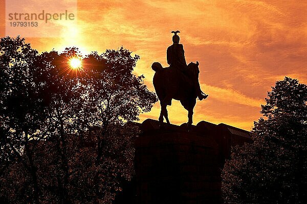 Reiterstandbild Kaiser Wilhelm II. im Gegenlicht beim Sonnenuntergang  Köln  Rheinland  Nordrhein-Westfalen  Deutschland  Europa