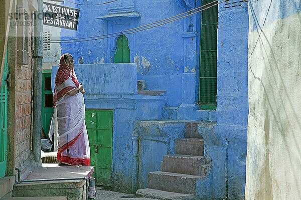 Frau trägt traditionellen Sari in der blaün Stadt Jodhpur  Rajasthan  Indien  Asien