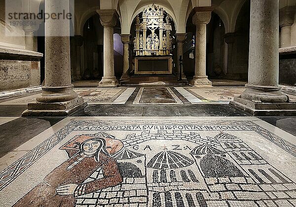 Fußbodenmosaik des Mittelalters mit Renaissancealtar in der Krypta  St. Gereon  Köln  Nordrhein-Westfalen  Deutschland  Europa