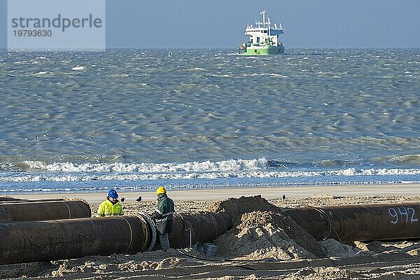 Baggerarbeiter beim Verbinden von Rohrleitungen während Sandauffüllungs und Strandverbesserungsarbeiten an der belgischen Küste in Ostende  Belgien  Europa