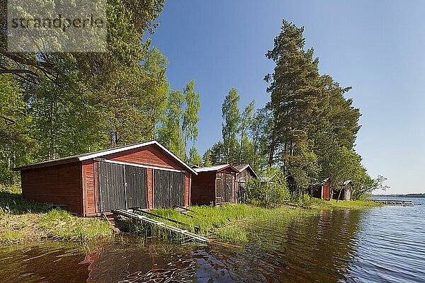 Rote Holzboothäuser am Siljansee im Sommer  Dalarna  Schweden  Europa