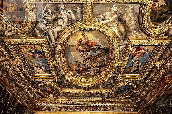 Verzierte Decke  goldenes Fresko und Deckengemälde  Innenaufnahme  Dogenpalast  Palazzo Ducale  Venedig  Venetien  Italien  Europa