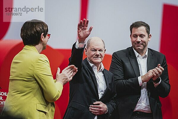 (L R) Saskia Esken  SPD Parteivorsitzende  Olaf Scholz (SPD)  Bundeskanzler  und Lars Klingbeil  SPD Parteivorsitzender  aufgenommen im Rahmen des Bundesparteitags der Sozialdemokratischen Partei Deutschland (SPD) in Berlin  09.12.2023. Von Freitag bis S