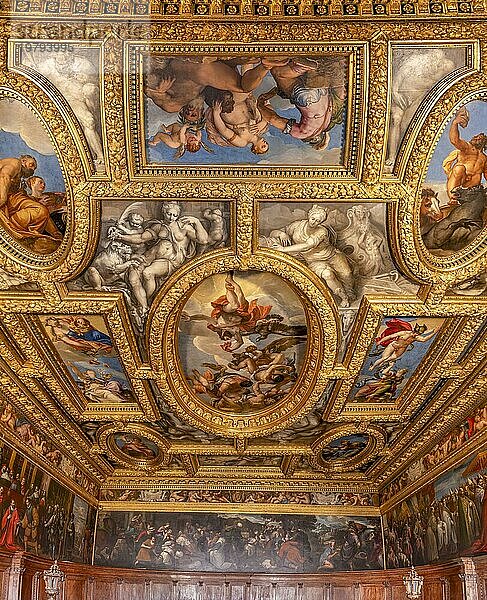 Verzierte Decke  goldenes Fresko und Deckengemälde  Innenaufnahme  Dogenpalast  Palazzo Ducale  Venedig  Venetien  Italien  Europa
