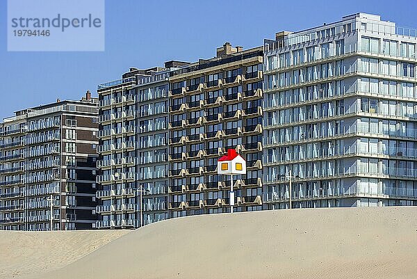 Referenzpunkt in Form eines Hauses für Kinder am Strand und Wohnungen  Wohnblöcke im Badeort Middelkerke  Westflandern  Belgien  Europa