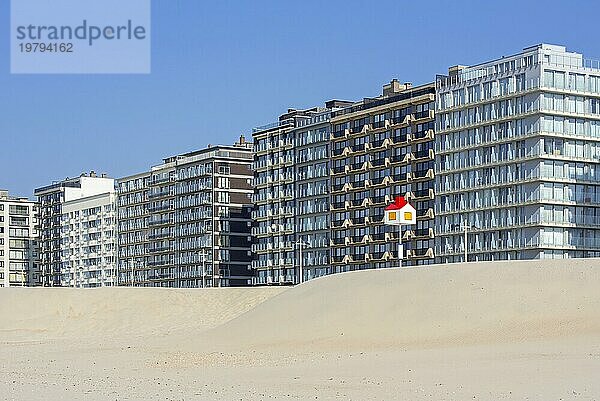 Referenzpunkt in Form eines Hauses für Kinder am Strand und Wohnungen  Wohnblöcke im Badeort Middelkerke  Westflandern  Belgien  Europa