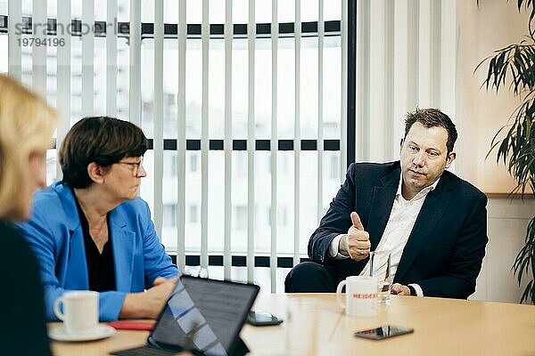 Lars Klingbeil und Saskia Esken  Bundesvorsitzende der SPD  aufgenommen im Rahmen eines Interviews mit dem RND in Berlin  05.12.2023