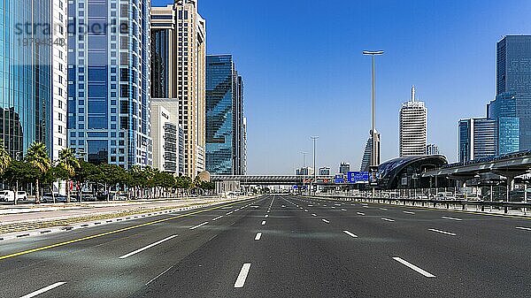 Vollsperrung der Sheik Zayed Road in Richtung Abu Dhabi  Weltklimakonferenz COP28  Dubai  Vereinigte Arabische Emirate  Asien