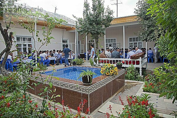 Familie und Freunde versammeln sich zur Hochzeitsfeier im Haus des Ehepaars in Samarkand  Usbekistan  Asien